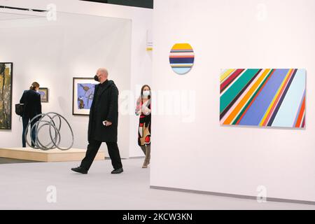 Besucher sind auf der Art Cologne Presseinformation auf dem Kölner Messegelände am 17. Nov 2021 zu sehen (Foto: Ying Tang/NurPhoto) Stockfoto