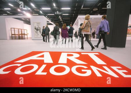 Besucher sind auf der Art Cologne Presseinformation auf dem Kölner Messegelände am 17. Nov 2021 zu sehen (Foto: Ying Tang/NurPhoto) Stockfoto