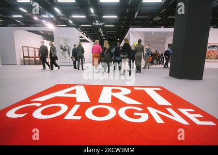 Besucher sind auf der Art Cologne Presseinformation auf dem Kölner Messegelände am 17. Nov 2021 zu sehen (Foto: Ying Tang/NurPhoto) Stockfoto