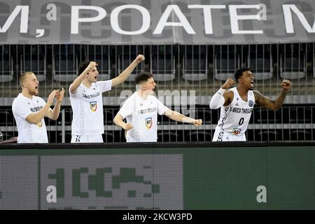 Bank von U-BT feiert einen Punkt während des Spiels U-BT Cluj-Napoca gegen Hapoel U-NET Holon in der Gruppe G der Basketball Champions League, umstritten in BT Arena, Cluj-Napoca, 17. November 2021 (Foto von Flaviu Buboi/NurPhoto) Stockfoto