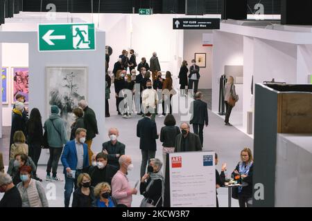 Besucher sind auf der Art Cologne Presseinformation auf dem Kölner Messegelände am 17. Nov 2021 zu sehen (Foto: Ying Tang/NurPhoto) Stockfoto