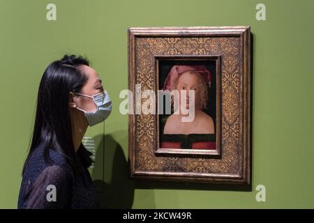 LONDON, GROSSBRITANNIEN - 18. NOVEMBER 2021: Ein Mitarbeiter der Galerie betrachtet das Gemälde „Portrait of a Young Woman in a Red Beret“ (1507) des deutschen Renaissance-Künstlers Albrecht Durer (1471 – 1528) während einer Presseinsicht der Credit Suisse Exhibition Dürers Reisen: Reisen eines Renaissance-Künstlers (20. November 2021 – 27. Februar 2022) in der National Gallery, am 18. November 2021 in London, England. (Foto von Wiktor Szymanowicz/NurPhoto) Stockfoto