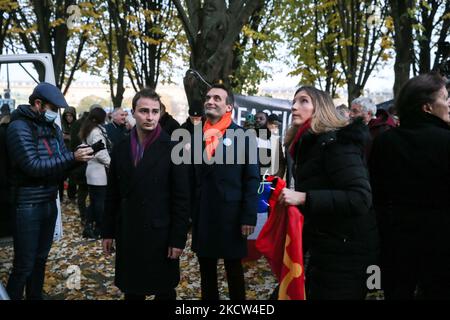 Florian Philippot (C), Vorsitzender der französischen Nationalpartei "Les Patriotes" (The Patriots), und seine Anhänger demonstrieren am 18. November 2021 vor der österreichischen Botschaft in Paris, um die nicht geimpfte österreichische Bevölkerung und ihre Inhaftierungen zu unterstützen und zu solidarisieren. (Foto von Michel Stoupak/NurPhoto) Stockfoto