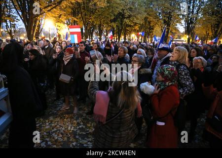 Florian Philippot, Vorsitzender der französischen Nationalpartei 'Les Patriotes' (The Patriots), und seine Anhänger demonstrieren am 18. November 2021 vor der österreichischen Botschaft in Paris, um die nicht geimpfte österreichische Bevölkerung zu unterstützen und solidarisch gegen ihre Inhaftierungen zu sein. (Foto von Michel Stoupak/NurPhoto) Stockfoto