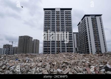 Am 18. november 2021 zerstörten Trümmer Häuser im Stadtteil Fikirtepe in istanbul. Die städtebauliche Transformation, die 2010 in Fibirtepe im Stadtteil Kadköy begann, konnte von den Bauunternehmern nicht abgeschlossen werden. Die unvollendete urbane Transformation in Fibirtepe wird vom Ministerium für Umwelt und Urbanisierung bis 2024 abgeschlossen. (Foto von Resul Kaboglu/NurPhoto) Stockfoto
