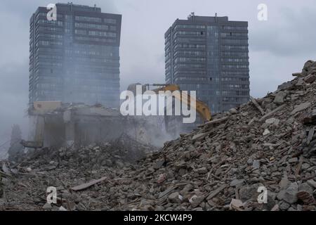 Am 18. november 2021 zerstörten Trümmer Häuser im Stadtteil Fikirtepe in istanbul. Die städtebauliche Transformation, die 2010 in Fibirtepe im Stadtteil Kadköy begann, konnte von den Bauunternehmern nicht abgeschlossen werden. Die unvollendete urbane Transformation in Fibirtepe wird vom Ministerium für Umwelt und Urbanisierung bis 2024 abgeschlossen. (Foto von Resul Kaboglu/NurPhoto) Stockfoto