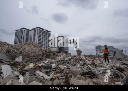 Am 18. november 2021 zerstörten Trümmer Häuser im Stadtteil Fikirtepe in istanbul. Die städtebauliche Transformation, die 2010 in Fibirtepe im Stadtteil Kadköy begann, konnte von den Bauunternehmern nicht abgeschlossen werden. Die unvollendete urbane Transformation in Fibirtepe wird vom Ministerium für Umwelt und Urbanisierung bis 2024 abgeschlossen. (Foto von Resul Kaboglu/NurPhoto) Stockfoto