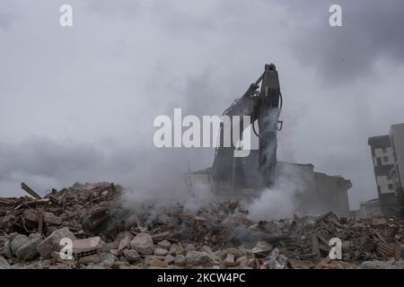 Am 18. november 2021 zerstörten Trümmer Häuser im Stadtteil Fikirtepe in istanbul. Die städtebauliche Transformation, die 2010 in Fibirtepe im Stadtteil Kadköy begann, konnte von den Bauunternehmern nicht abgeschlossen werden. Die unvollendete urbane Transformation in Fibirtepe wird vom Ministerium für Umwelt und Urbanisierung bis 2024 abgeschlossen. (Foto von Resul Kaboglu/NurPhoto) Stockfoto
