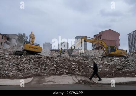 Am 18. november 2021 zerstörten Trümmer Häuser im Stadtteil Fikirtepe in istanbul. Die städtebauliche Transformation, die 2010 in Fibirtepe im Stadtteil Kadköy begann, konnte von den Bauunternehmern nicht abgeschlossen werden. Die unvollendete urbane Transformation in Fibirtepe wird vom Ministerium für Umwelt und Urbanisierung bis 2024 abgeschlossen. (Foto von Resul Kaboglu/NurPhoto) Stockfoto