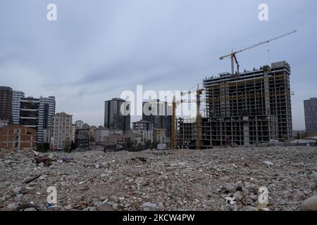 Am 18. november 2021 zerstörten Trümmer Häuser im Stadtteil Fikirtepe in istanbul. Die städtebauliche Transformation, die 2010 in Fibirtepe im Stadtteil Kadköy begann, konnte von den Bauunternehmern nicht abgeschlossen werden. Die unvollendete urbane Transformation in Fibirtepe wird vom Ministerium für Umwelt und Urbanisierung bis 2024 abgeschlossen. (Foto von Resul Kaboglu/NurPhoto) Stockfoto