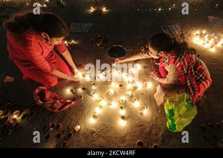 Devotees Licht Erdöllampen anlässlich der Dev Deepavali , an einem Ganges Flussufer in Kalkutta , Indien , am 18. November 2021 .Dev Deepavali oder Diwali der Götter ist ein Festival von Karthik Purnima , gefeiert 15 Tage nach Diwali . Eifrige Anhänger beleuchten irdne Lampen auf Ghats des Flusses Ganges, um den Ganges-Fluss und seine präsidierende Göttin zu ehren. (Foto von Debarchan Chatterjee/NurPhoto) Stockfoto