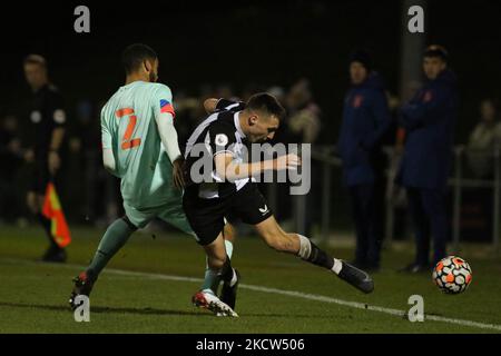 Brodie Gilmore von Huddersfield Town und Dylan Stephenson von Newcastle United in Aktion während des Premier League 2 Cup-Spiels zwischen Newcastle United und Huddersfield Town am Mittwoch, den 17.. November 2021 im Northumberland FA Headquarters, Whitley Park, Newcastle. (Foto von will Matthews/MI News/NurPhoto) Stockfoto