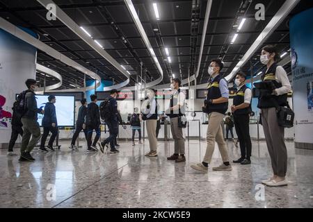 Beamte der Hongkonger Einwanderungsbehörde überwachen verspottete Reisende im Hochgeschwindigkeitsbahnhof West Kowloon in Hongkong, 19. November 2021. Die abteilungsübergreifende Einheit für Terrorismusbekämpfung (ICTU) koordinierte heute auf der West-Kowloon-Station in Hongkong eine Übung zur Terrorismusbekämpfung (CT) mit dem Codenamen „TIGERPACE“ (Foto: Vernon Yuen/NurPhoto) Stockfoto