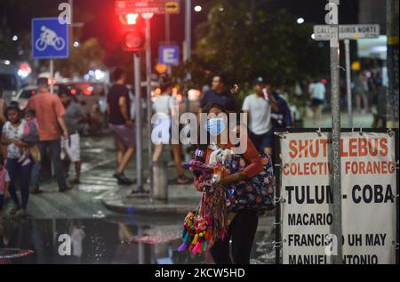 Eine belebte Hauptstraße in Tulum am Sonntagabend. Am Sonntag, 14. November 2021, in Tulum, Quintana Roo, Mexiko. (Foto von Artur Widak/NurPhoto) Stockfoto