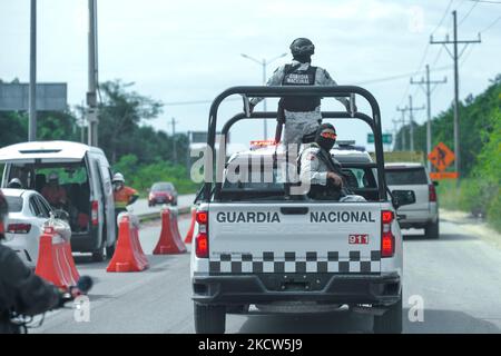 Mitglieder der Nationalgarde (Guardia Nacional de México) in der Nähe von Tulum. Am Montag, den 15. November 2021, in Tulum, Quintana Roo, Mexiko. (Foto von Artur Widak/NurPhoto) Stockfoto