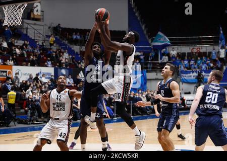 Jerian Grant #10 von AX Armani Exchange Milan im Kampf gegen Alex Poythress #22 von Zenit während des EuroLeague-Basketballspiels zwischen Zenit St. Petersburg und AX Armani Exchange Milan am 19. November 2021 in der Sibur Arena in Sankt Petersburg, Russland. (Foto von Mike Kireev/NurPhoto) Stockfoto