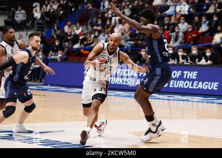 Alex Poythress (R) von Zenit und Shavon Shields (C) von AX Armani Exchange Mailand im Einsatz während des EuroLeague-Basketballspiels zwischen Zenit St. Petersburg und AX Armani Exchange Mailand am 19. November 2021 in der Sibur Arena in Sankt Petersburg, Russland. (Foto von Mike Kireev/NurPhoto) Stockfoto