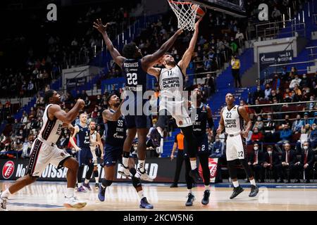 Alex Poythress #22 von Zenit und Giampaolo Ricci #17 von AX Armani Exchange Mailand im Einsatz während des EuroLeague-Basketballspiels zwischen Zenit St. Petersburg und AX Armani Exchange Mailand am 19. November 2021 in der Sibur Arena in Sankt Petersburg, Russland. (Foto von Mike Kireev/NurPhoto) Stockfoto