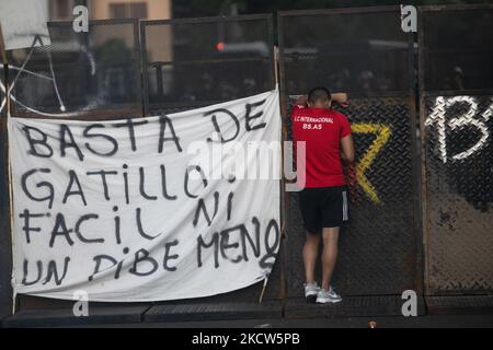 Menschen versammeln sich während eines Protestes, um Gerechtigkeit nach dem Mord an Lucas Gonzalez, einem 17-jährigen Spieler aus Barraca Central, der von der Stadtpolizei angeschossen wurde, in Buenos Aires, Argentinien, am 18. November 2021 zu fordern. (Foto von MatÃ­as Baglietto/NurPhoto) Stockfoto