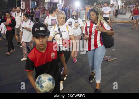 Menschen versammeln sich während eines Protestes, um Gerechtigkeit nach dem Mord an Lucas Gonzalez, einem 17-jährigen Spieler aus Barraca Central, der von der Stadtpolizei angeschossen wurde, in Buenos Aires, Argentinien, am 18. November 2021 zu fordern. (Foto von Matías Baglietto/NurPhoto) Stockfoto