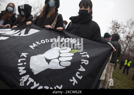 Demonstranten halten während des drei Jahrzehnte langen, vom Jugendklimabriek in Warschau am 19. November 2021 organisierten marsches ein MSK-Banner. (Foto von Maciej Luczniewski/NurPhoto) Stockfoto