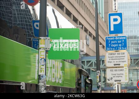 Schild für die Bushaltestelle FlixBus. Ein grüner Bus von FlixBus mit der Aufschrift und dem Markenlogo auf der Fahrzeugseite, wie er in den Straßen von Brüssel in der Nähe des Gare du Nord, des Nordbahnhofs und des Busknotenpunkts zu sehen ist. FlixBus ist eine deutsche Marke, die einen Intercity-Busverkehr in Europa und den Vereinigten Staaten anbietet, im Besitz der FlixMobility GmbH. Company Brussels, Belgium on November 19, 2021 (Foto by Nicolas Economou/NurPhoto) Stockfoto