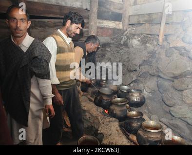 Kashmiri-Wazas (erfahrene Köche) bereiten in einer provisorischen Küche für eine muslimische Hochzeit in Pahalgam, Kaschmir, Indien, ein Wazwan (Bankett) mit 54 Fleischgerichten auf Holzfeuern zu. (Foto von Creative Touch Imaging Ltd./NurPhoto) Stockfoto