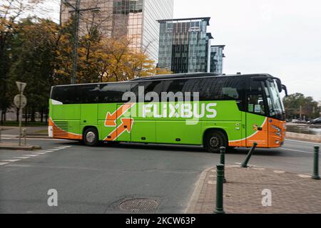 Ein grüner Bus von FlixBus mit der Aufschrift und dem Markenlogo auf der Fahrzeugseite, wie er in den Straßen von Brüssel in der Nähe des Gare du Nord, des Nordbahnhofs und des Busknotenpunkts zu sehen ist. FlixBus ist eine deutsche Marke, die einen Intercity-Busverkehr in Europa und den Vereinigten Staaten anbietet, im Besitz der FlixMobility GmbH. Company Brussels, Belgium on November 19, 2021 (Foto by Nicolas Economou/NurPhoto) Stockfoto