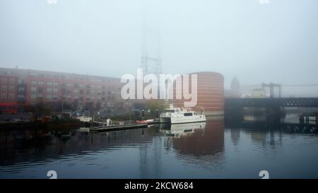 NORWALK, CT USA - 4. NOVEMBER 2022: Morgennebel in der Nähe des IMAX-Theaters und des Seeaquariums mit Boot- und Eisenbahnbrücke Stockfoto