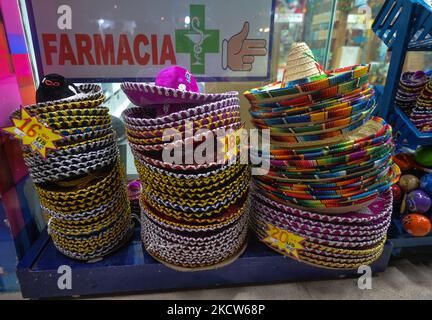 Sombreros zum Verkauf an der Fifth Avenue von Playa Del Carmen. Am Dienstag, den 16. November 2021, in Playa Del Carmen, Quintana Roo, Mexiko. (Foto von Artur Widak/NurPhoto) Stockfoto