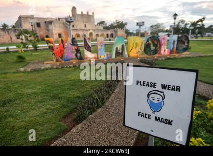 Schild „Bitte tragen Sie eine Gesichtsmaske“ neben den Buchstaben mit dem Namen der Stadt Valladolid vor dem Convento de San Bernardino de Siena. Am Mittwoch, den 17. November 2021, Mexiko. (Foto von Artur Widak/NurPhoto) Stockfoto