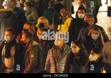 Allgemeine Sicht auf den Eröffnungstag des Weihnachtsmarktes in Aachen, Deutschland am 19. Nov 2021, da die 2G Regel gilt, da Besucher eine vollständige Impfung oder Genesung benötigen (Foto: Ying Tang/NurPhoto) Stockfoto