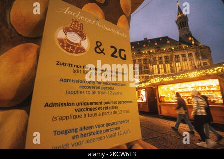 Am 19. November 2021 wird vor dem Rathaus in Aachen ein 2G-Zeichen am Eröffnungstag des Weihnachtsmarktes gesehen, da die 2G-Regel gilt, da die Besucher eine vollständige Impfung benötigen oder sich erholt haben müssen (Foto: Ying Tang/NurPhoto) Stockfoto