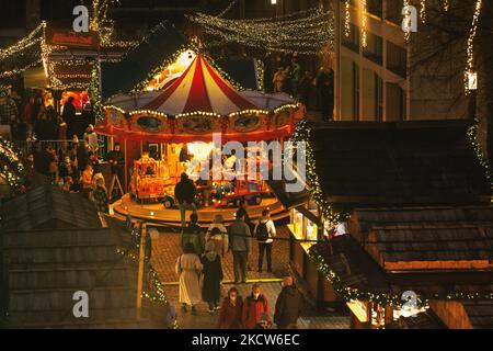 Allgemeine Sicht auf den Eröffnungstag des Weihnachtsmarktes in Aachen, Deutschland am 19. Nov 2021, da die 2G Regel gilt, da Besucher eine vollständige Impfung oder Genesung benötigen (Foto: Ying Tang/NurPhoto) Stockfoto