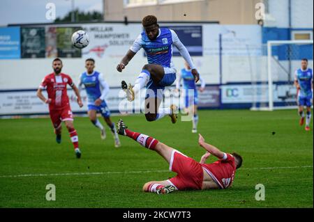 Tony Craig vom Crawley Town FC tagt Offrande Zanzala vom Barrow FC während des Sky Bet League 2-Spiels zwischen Barrow und Crawley Town in der Holker Street, Barrow-in-Furness, am Samstag, den 20.. November 2021. (Foto von Ian Charles/MI News/NurPhoto) Stockfoto