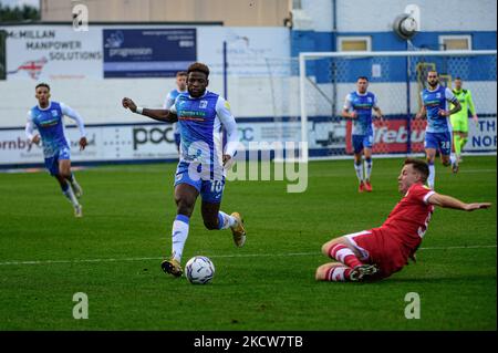 Tony Craig vom Crawley Town FC tagt Offrande Zanzala vom Barrow FC während des Sky Bet League 2-Spiels zwischen Barrow und Crawley Town in der Holker Street, Barrow-in-Furness, am Samstag, den 20.. November 2021. (Foto von Ian Charles/MI News/NurPhoto) Stockfoto