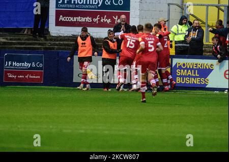 Crawley-Spieler feiern ihr Tor vor ihren Fans während des Sky Bet League 2-Spiels zwischen Barrow und Crawley Town in der Holker Street, Barrow-in-Furness am Samstag, den 20.. November 2021. (Foto von Ian Charles/MI News/NurPhoto) Stockfoto