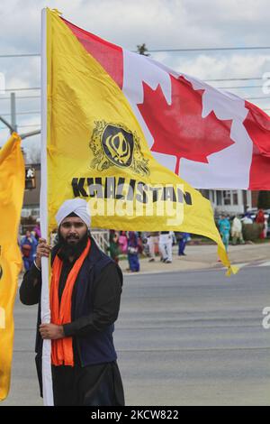 Die kanadische Pro-Khalistan-Sikhs protestieren gegen die indische Regierung und fordern am 04. Mai 2014 einen separaten Sikh-Staat in Mississauga, Ontario, Kanada. Tausende von Sikhs nahmen an einem Nagar Kirtan Teil, um Vaisakhi zu feiern und ihre Unzufriedenheit mit der indischen Regierung zu zeigen. Die Khalistan-Bewegung bezieht sich auf eine Bewegung, die versucht, einen separaten Sikh-Staat zu schaffen, genannt Khalistan in der Punjab-Region Indiens. (Foto von Creative Touch Imaging Ltd./NurPhoto) Stockfoto