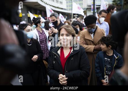 Catarina Martins von DER BE Party demonstrieren am 20. November 2021 in Lissabon, Portugal, auf den Straßen und fordern bessere Arbeitsbedingungen. Demonstration auf nationaler Ebene in den Straßen von Lissabon, die Lohnerhöhungen, 35 Arbeitsstunden, die Beseitigung von Prekarität, die Verteidigung von Tarifverhandlungen und eine Erhöhung der Renten fordert. (Foto von Nuno Cruz/NurPhoto) Stockfoto