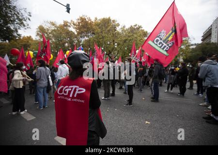 Eine große Gruppe von Menschen demonstriert am 20. November 2021 in Lissabon, Portugal, mit Plakaten und Fahnen auf den Straßen, die bessere Arbeitsbedingungen fordern. Demonstration auf nationaler Ebene in den Straßen von Lissabon, die Lohnerhöhungen, 35 Arbeitsstunden, die Beseitigung von Prekarität, die Verteidigung von Tarifverhandlungen und eine Erhöhung der Renten fordert. (Foto von Nuno Cruz/NurPhoto) Stockfoto