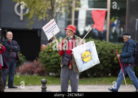 Eine große Gruppe von Menschen demonstriert am 20. November 2021 in Lissabon, Portugal, mit Plakaten und Fahnen auf den Straßen, die bessere Arbeitsbedingungen fordern. Demonstration auf nationaler Ebene in den Straßen von Lissabon, die Lohnerhöhungen, 35 Arbeitsstunden, die Beseitigung von Prekarität, die Verteidigung von Tarifverhandlungen und eine Erhöhung der Renten fordert. (Foto von Nuno Cruz/NurPhoto) Stockfoto