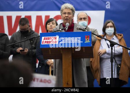 Isabel Camarinha von CGTP spricht am 20. November 2021 in Lissabon, Portugal, für die Bevölkerung auf den Straßen, die bessere Arbeitsbedingungen fordert. Demonstration auf nationaler Ebene in den Straßen von Lissabon, die Lohnerhöhungen, 35 Arbeitsstunden, die Beseitigung von Prekarität, die Verteidigung von Tarifverhandlungen und eine Erhöhung der Renten fordert. (Foto von Nuno Cruz/NurPhoto) Stockfoto