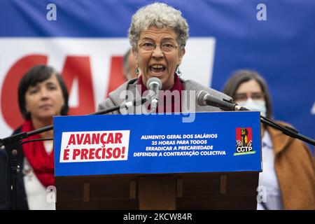 Isabel Camarinha von CGTP spricht am 20. November 2021 in Lissabon, Portugal, für die Bevölkerung auf den Straßen, die bessere Arbeitsbedingungen fordert. Demonstration auf nationaler Ebene in den Straßen von Lissabon, die Lohnerhöhungen, 35 Arbeitsstunden, die Beseitigung von Prekarität, die Verteidigung von Tarifverhandlungen und eine Erhöhung der Renten fordert. (Foto von Nuno Cruz/NurPhoto) Stockfoto