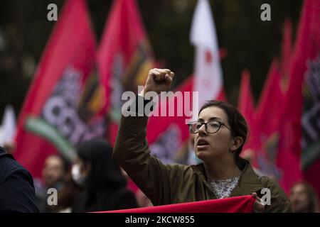 Eine große Gruppe von Menschen demonstriert am 20. November 2021 in Lissabon, Portugal, mit Plakaten und Fahnen auf den Straßen, die bessere Arbeitsbedingungen fordern. Demonstration auf nationaler Ebene in den Straßen von Lissabon, die Lohnerhöhungen, 35 Arbeitsstunden, die Beseitigung von Prekarität, die Verteidigung von Tarifverhandlungen und eine Erhöhung der Renten fordert. (Foto von Nuno Cruz/NurPhoto) Stockfoto