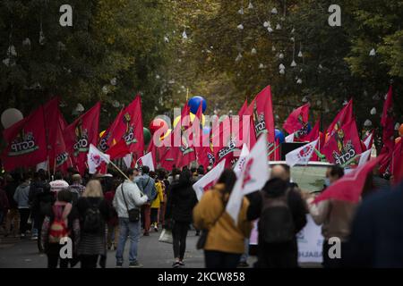 Eine große Gruppe von Menschen demonstriert am 20. November 2021 in Lissabon, Portugal, mit Plakaten und Fahnen auf den Straßen, die bessere Arbeitsbedingungen fordern. Demonstration auf nationaler Ebene in den Straßen von Lissabon, die Lohnerhöhungen, 35 Arbeitsstunden, die Beseitigung von Prekarität, die Verteidigung von Tarifverhandlungen und eine Erhöhung der Renten fordert. (Foto von Nuno Cruz/NurPhoto) Stockfoto