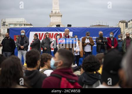 Isabel Camarinha von CGTP spricht am 20. November 2021 in Lissabon, Portugal, für die Bevölkerung auf den Straßen, die bessere Arbeitsbedingungen fordert. Demonstration auf nationaler Ebene in den Straßen von Lissabon, die Lohnerhöhungen, 35 Arbeitsstunden, die Beseitigung von Prekarität, die Verteidigung von Tarifverhandlungen und eine Erhöhung der Renten fordert. (Foto von Nuno Cruz/NurPhoto) Stockfoto