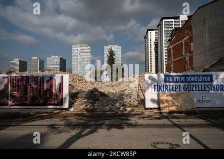 Häuser, die am 20. November 2021 in Istanbul für den städtischen Wandel abgerissen wurden. Im Istanbuler Stadtteil Fibirtepe, der seit 11 Jahren Teil eines Stadtumwandlungsprojekts war, aber aufgrund finanzieller Schwierigkeiten gestoppt wurde, wurde der Bau wieder aufgenommen. Um die zerstörten Häuser zu ersetzen, werden neue Gebäude errichtet. Das Schild rechts bedeutet ‘Fibirtepe verwandelt sich, Fibirtepe wird schön’. (Foto von Erhan Demirtas/NurPhoto) Stockfoto