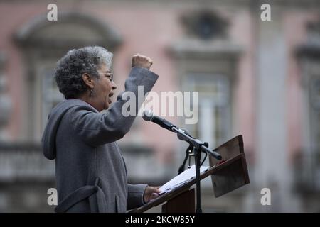Isabel Camarinha von CGTP spricht am 20. November 2021 in Lissabon, Portugal, für die Bevölkerung auf den Straßen, die bessere Arbeitsbedingungen fordert. Demonstration auf nationaler Ebene in den Straßen von Lissabon, die Lohnerhöhungen, 35 Arbeitsstunden, die Beseitigung von Prekarität, die Verteidigung von Tarifverhandlungen und eine Erhöhung der Renten fordert. (Foto von Nuno Cruz/NurPhoto) Stockfoto