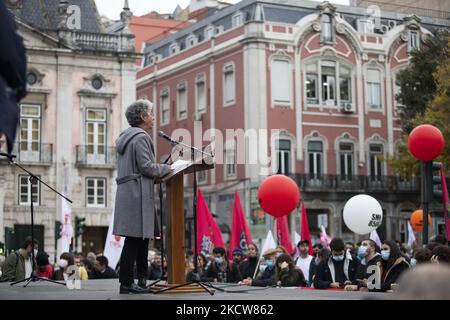 Isabel Camarinha von CGTP spricht am 20. November 2021 in Lissabon, Portugal, für die Bevölkerung auf den Straßen, die bessere Arbeitsbedingungen fordert. Demonstration auf nationaler Ebene in den Straßen von Lissabon, die Lohnerhöhungen, 35 Arbeitsstunden, die Beseitigung von Prekarität, die Verteidigung von Tarifverhandlungen und eine Erhöhung der Renten fordert. (Foto von Nuno Cruz/NurPhoto) Stockfoto