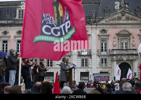 Isabel Camarinha von CGTP spricht am 20. November 2021 in Lissabon, Portugal, für die Bevölkerung auf den Straßen, die bessere Arbeitsbedingungen fordert. Demonstration auf nationaler Ebene in den Straßen von Lissabon, die Lohnerhöhungen, 35 Arbeitsstunden, die Beseitigung von Prekarität, die Verteidigung von Tarifverhandlungen und eine Erhöhung der Renten fordert. (Foto von Nuno Cruz/NurPhoto) Stockfoto